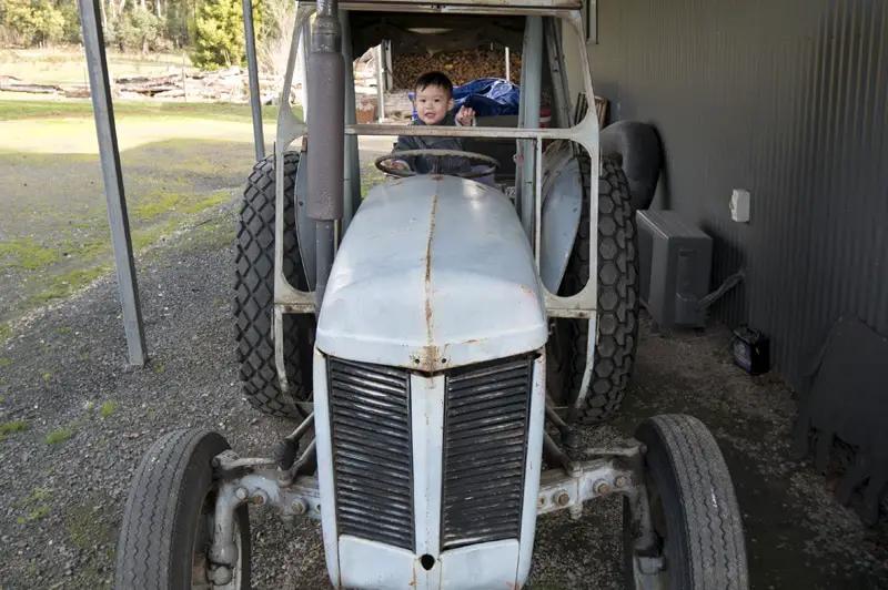 marysville-accommodation-saladin-lodge-tractor
